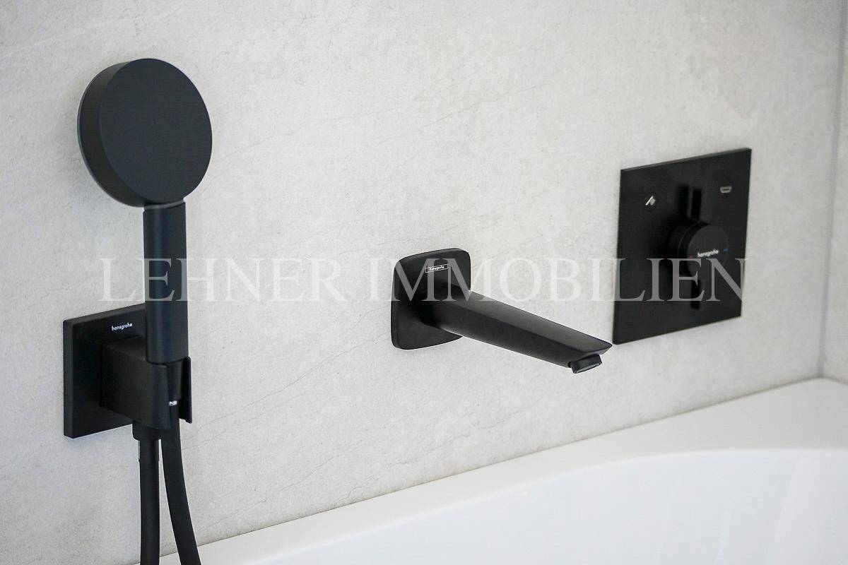 Moderne schwarze Armaturen für die Badewanne, inklusive Handbrause und Auslauf.