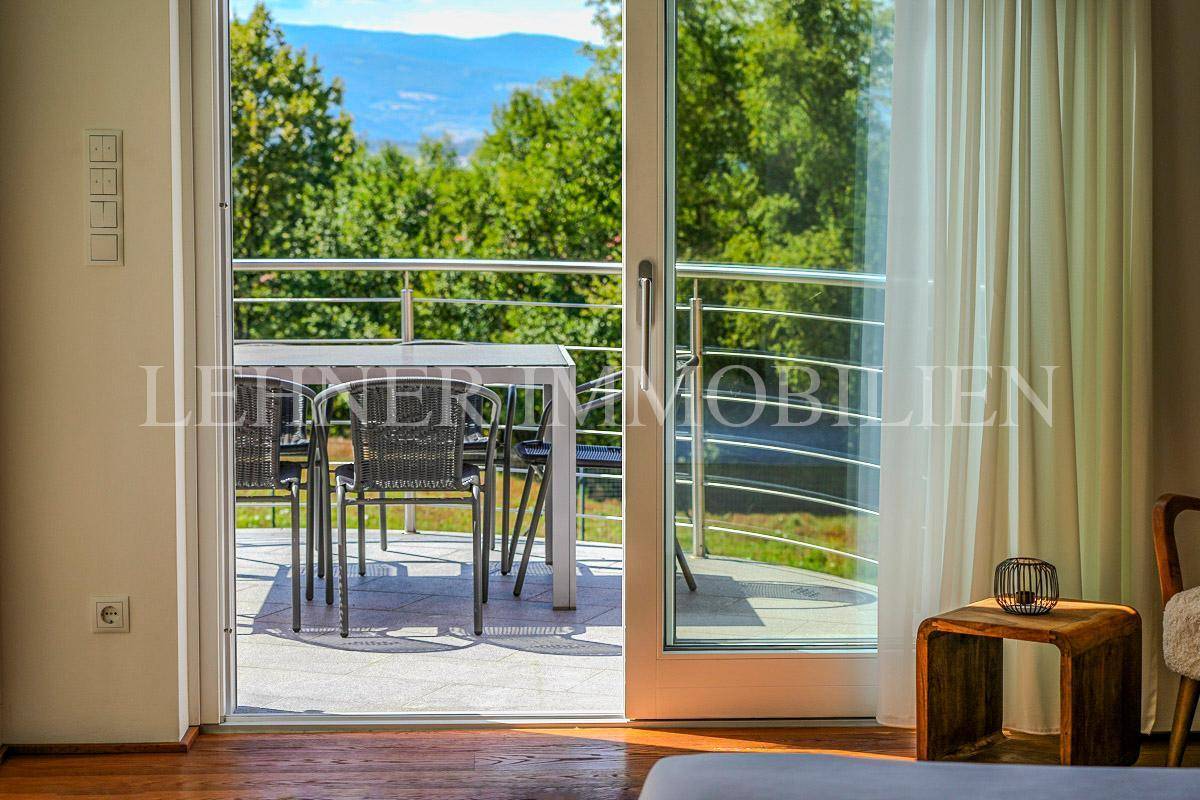 Balkon mit Esstisch und Stühlen, bietet einen weiten Blick auf die Landschaft.