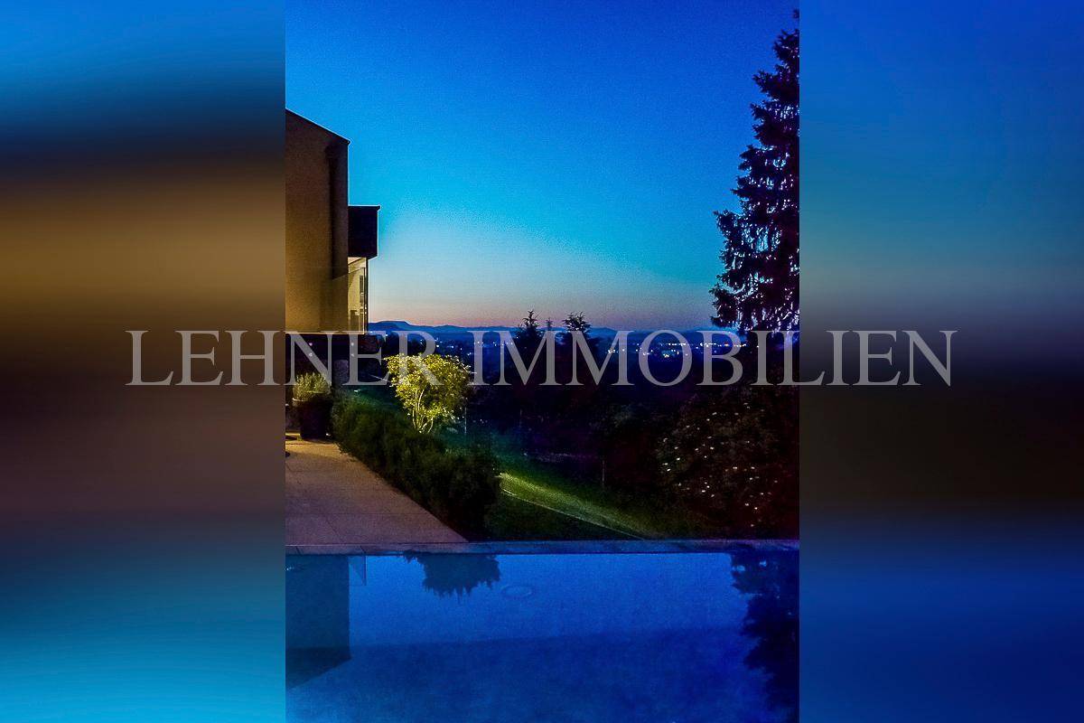Ruhiger Poolbereich mit Blick auf die weite Landschaft und die umliegenden Hügel.