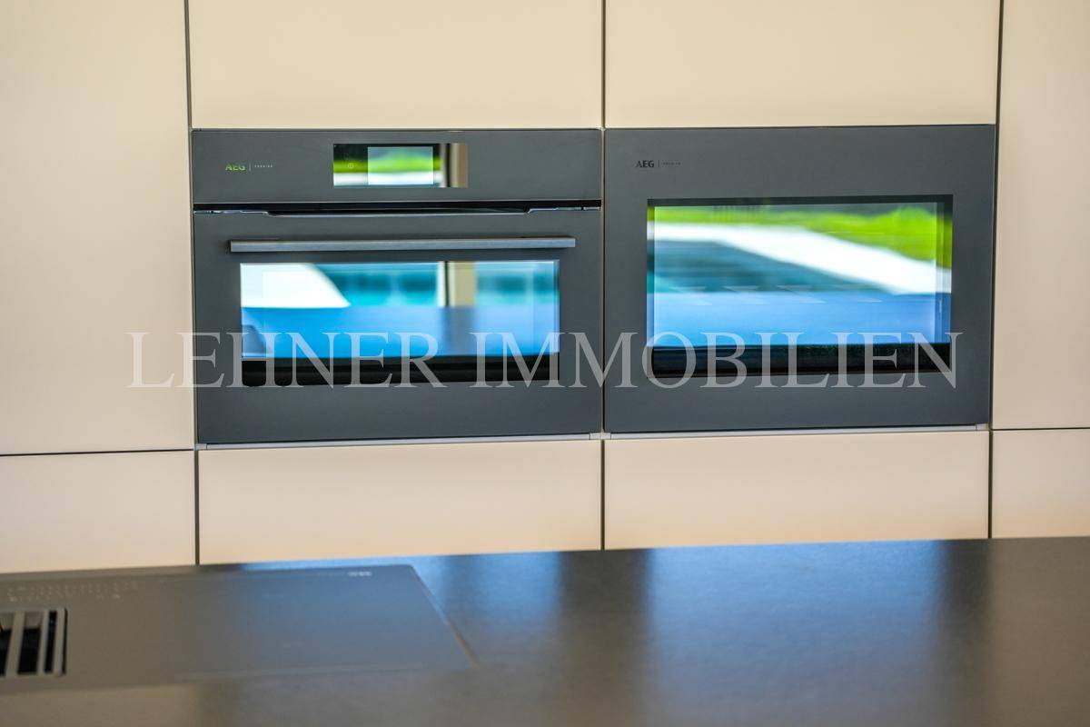 Moderne Einbauküche mit zwei integrierten Öfen und minimalistischem Design.