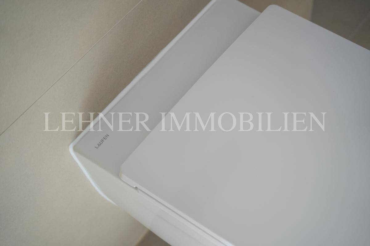 Nahaufnahme der modernen wandhängenden Toilette mit minimalistischem Design.