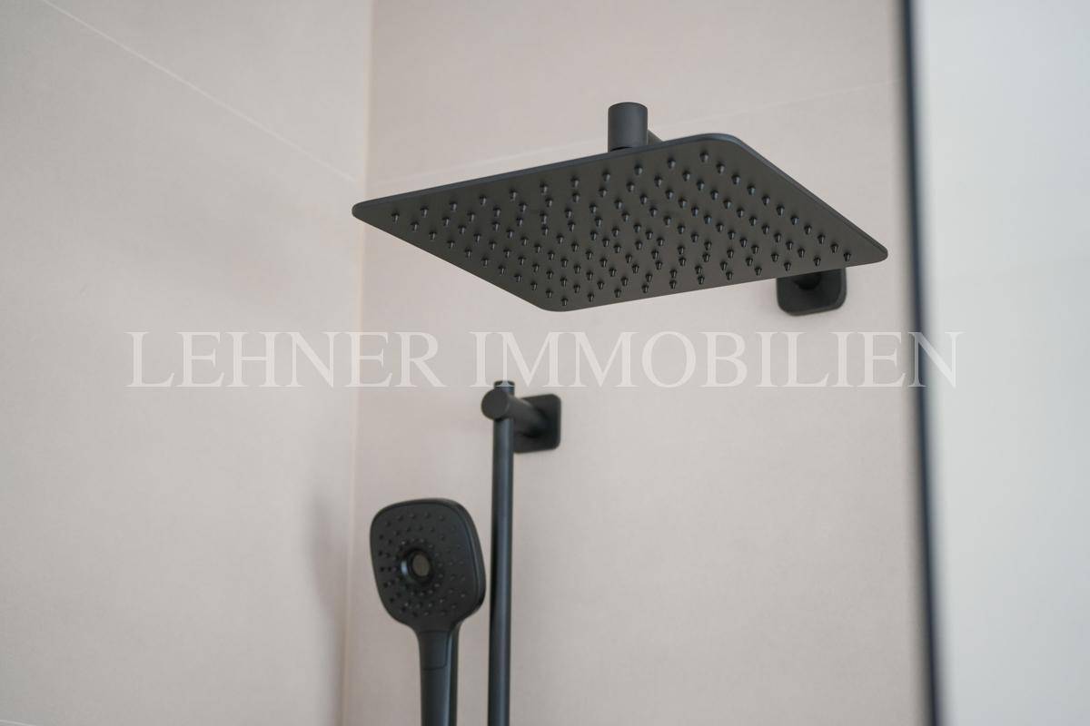 Moderne, schwarze Regendusche in einem stilvollen Badezimmer.