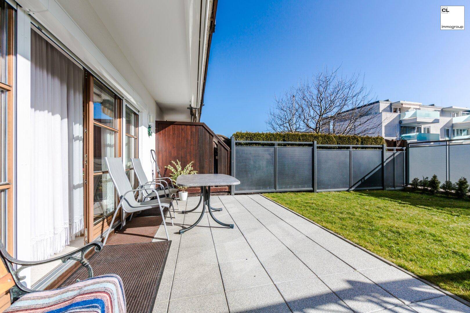 Sonnige Terrasse mit Garten