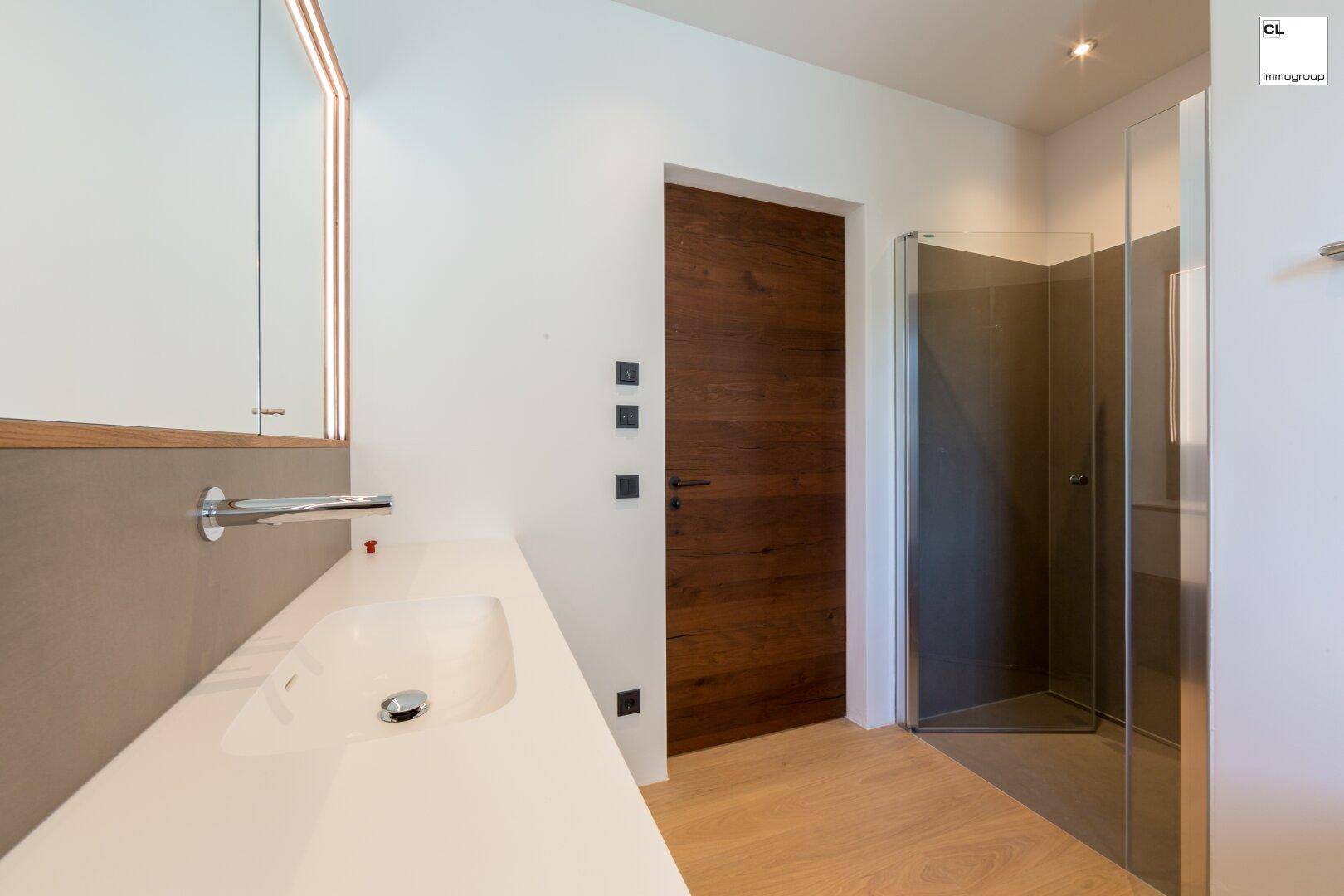 Badezimmer mit großer Dusche