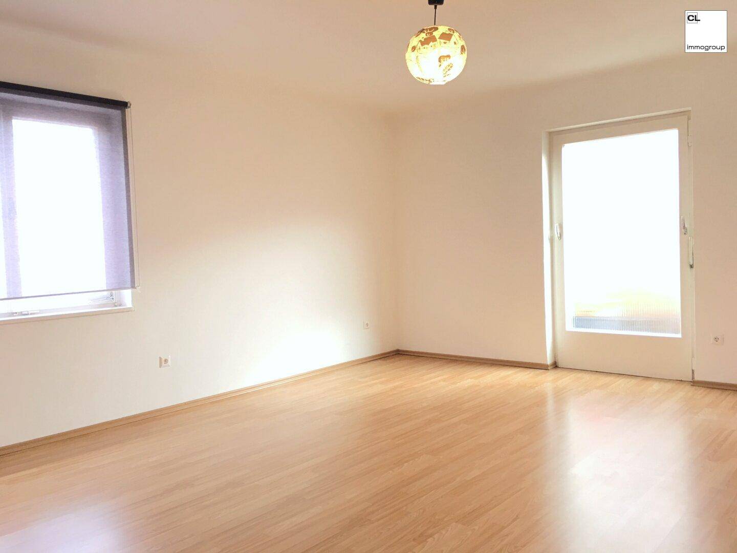 Heller Raum mit Laminatboden und zwei Fenstern, ideal als Schlaf- oder Kinderzimmer.