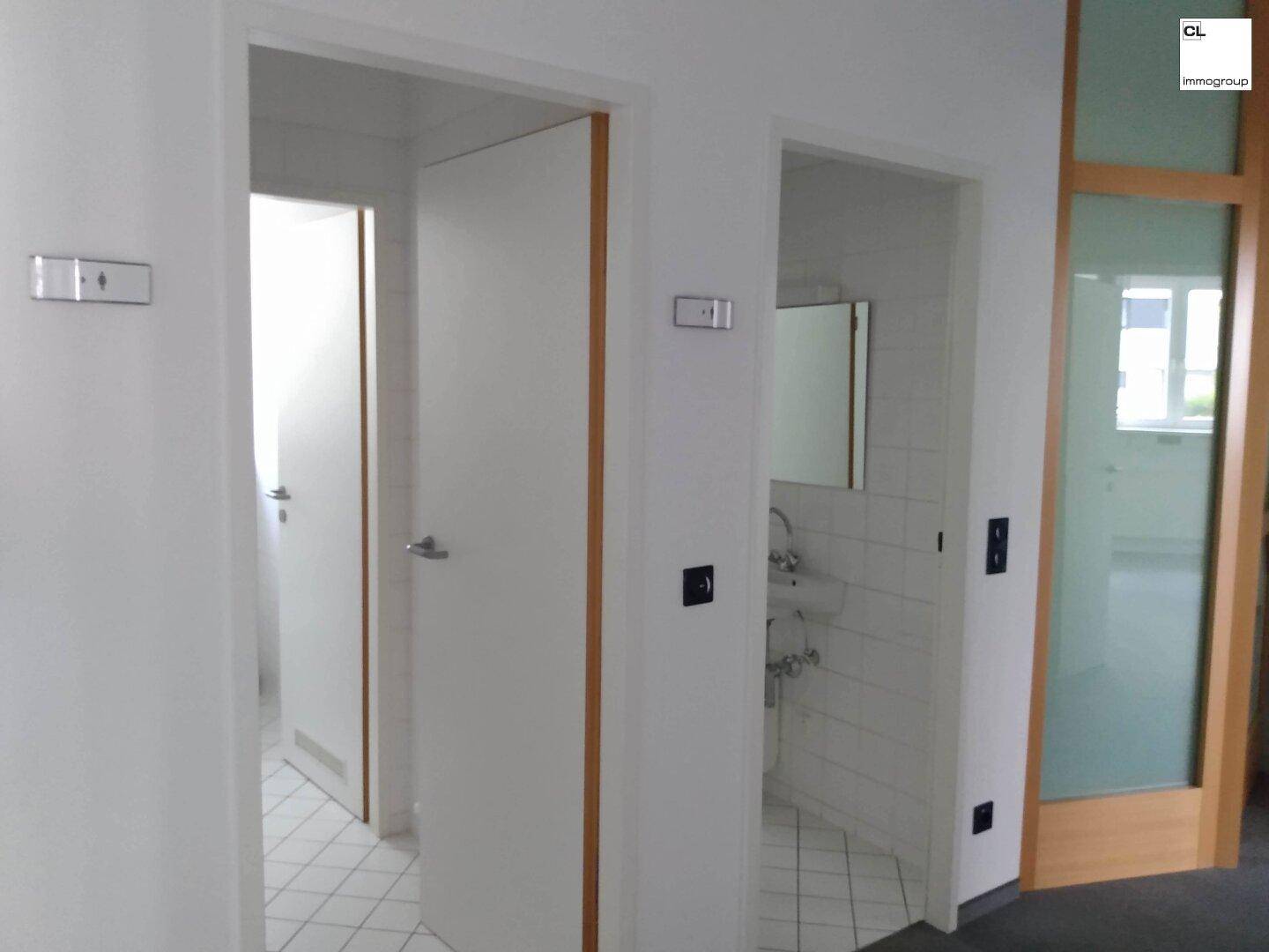 Attraktive Gewerbeimmobilie in Toplage, Salzburg Maxglan - 139m², gelegen im EG; angenehmes Raum- und Arbeitsklima; mit Grün- sowie Parkflächen direkt vor dem Haus - Widok 3