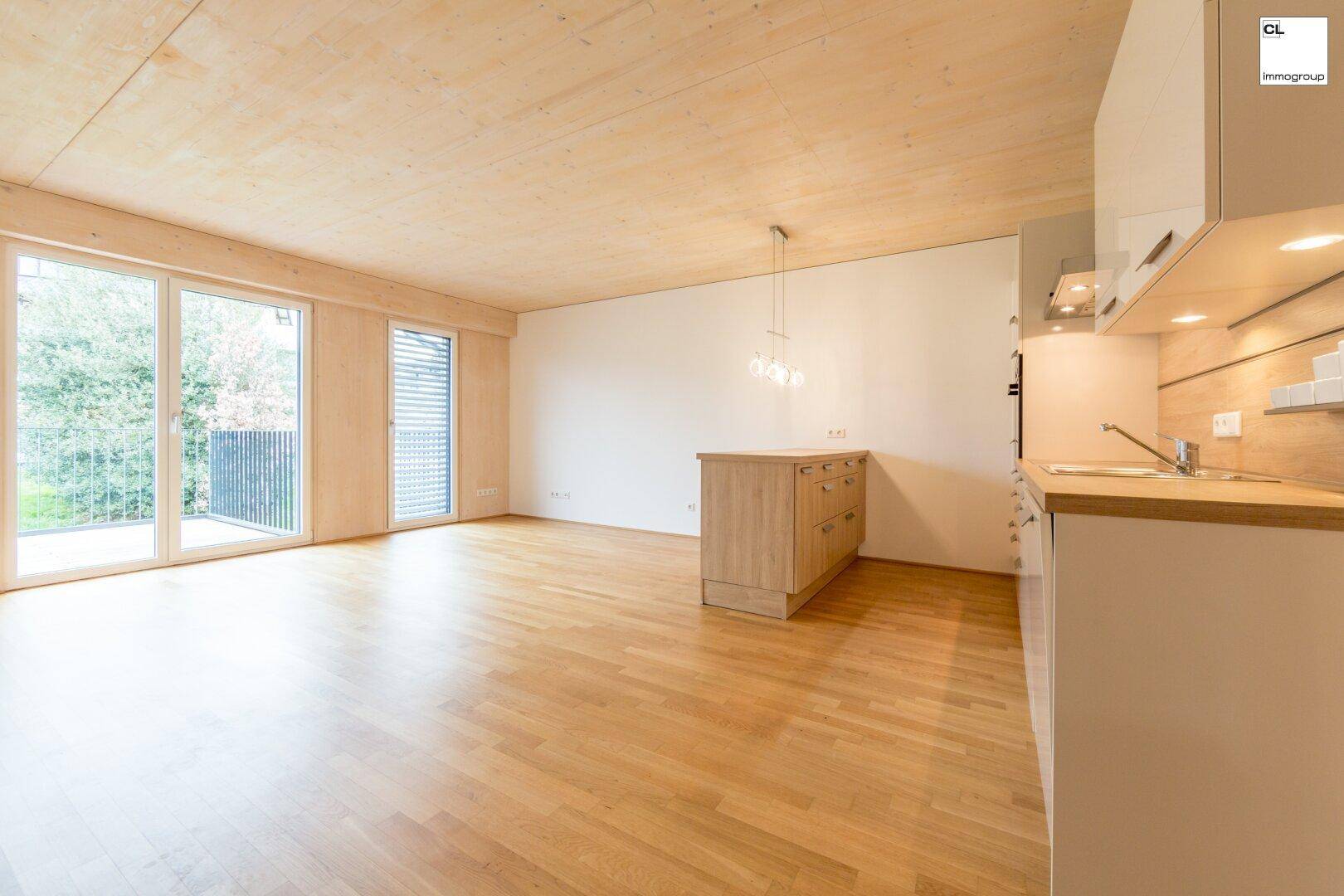 Sonnendurchfluteter Wohnraum mit Zugang auf Terrasse
