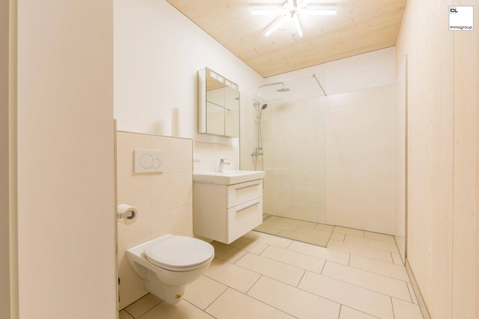 Modernes Badezimmer mit Dusche
