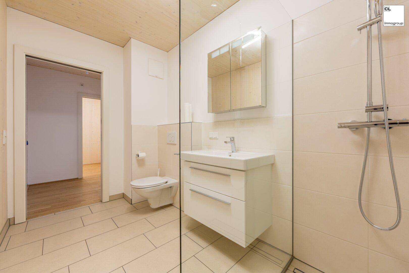 Modernes Badezimmer mit Dusche