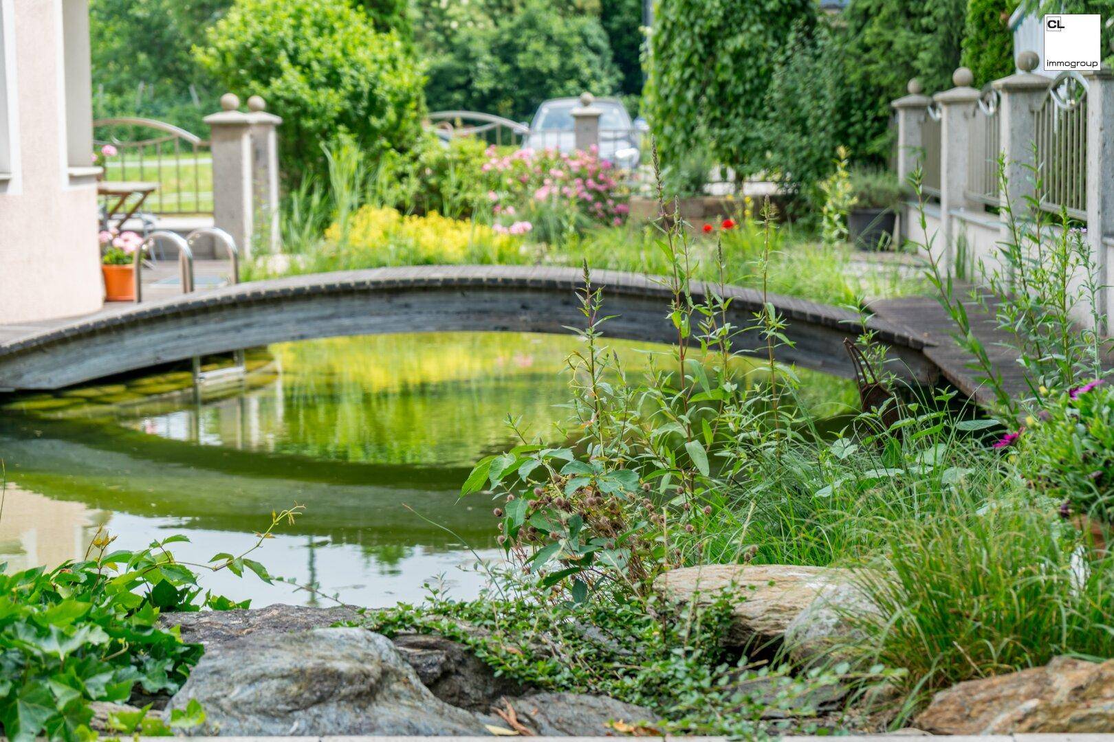 Gartenbrücke über Naturteich