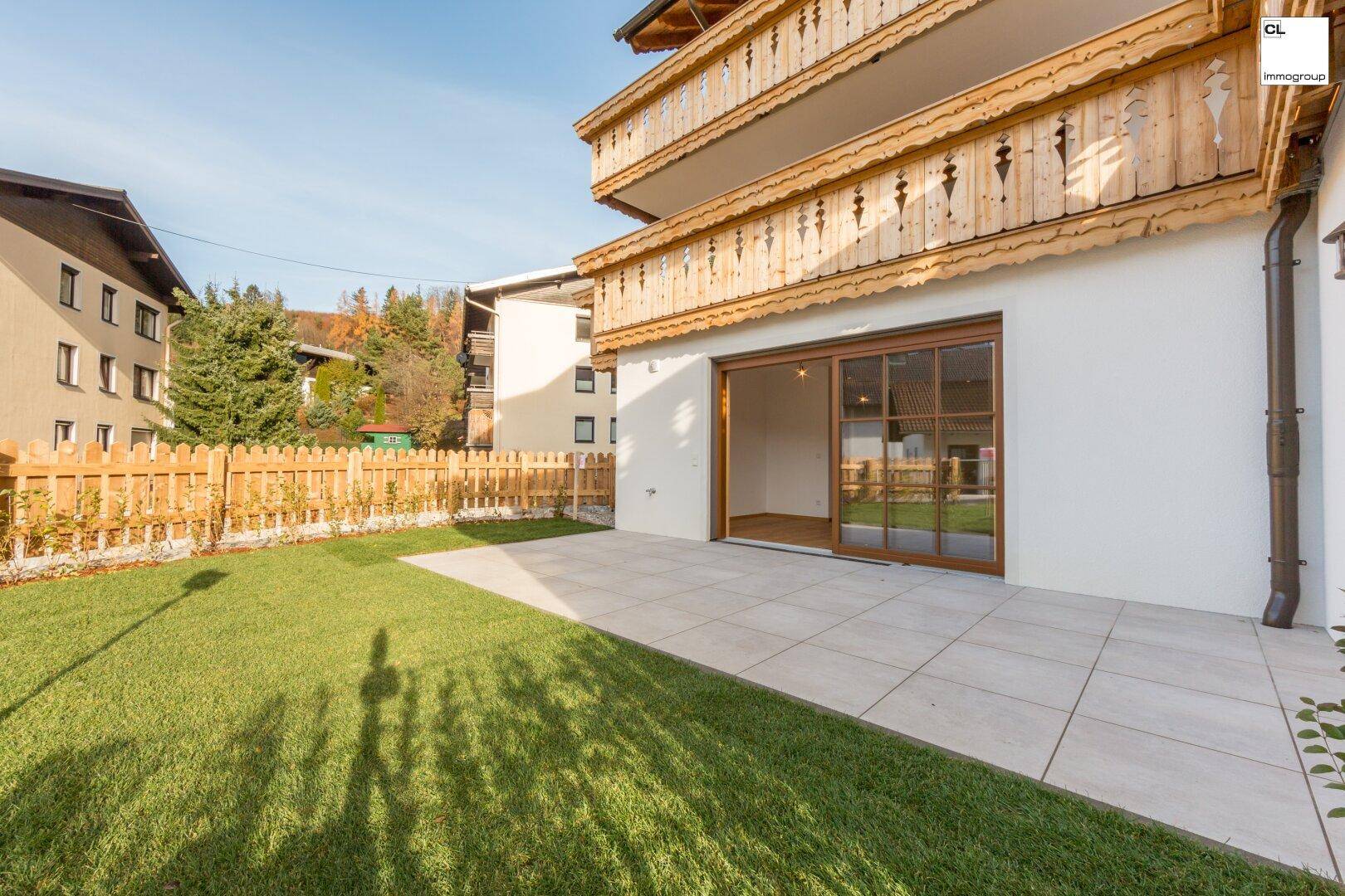 Sommer: Ansicht auf die große Terrasse