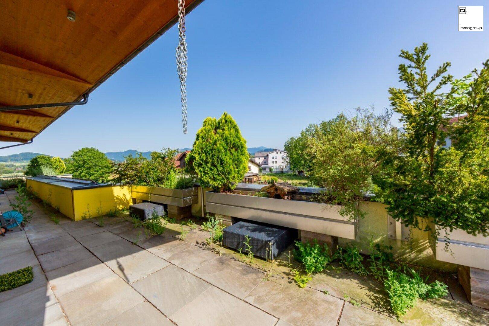 Dachterrase mit herrlicher Aussicht auf die umliegende Bergkette