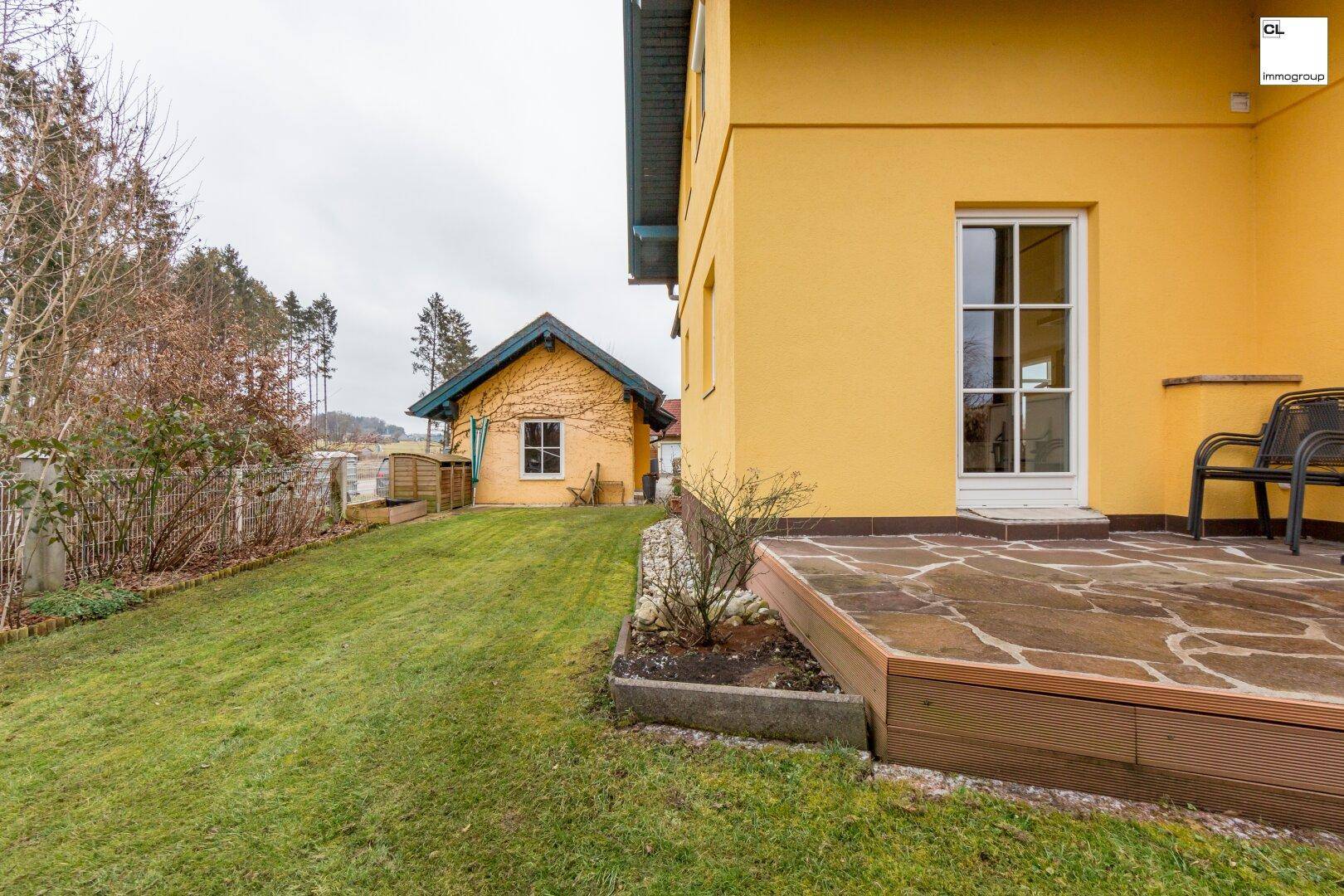 Rund-Um-Garten mit Gerätehaus und Doppelcarport