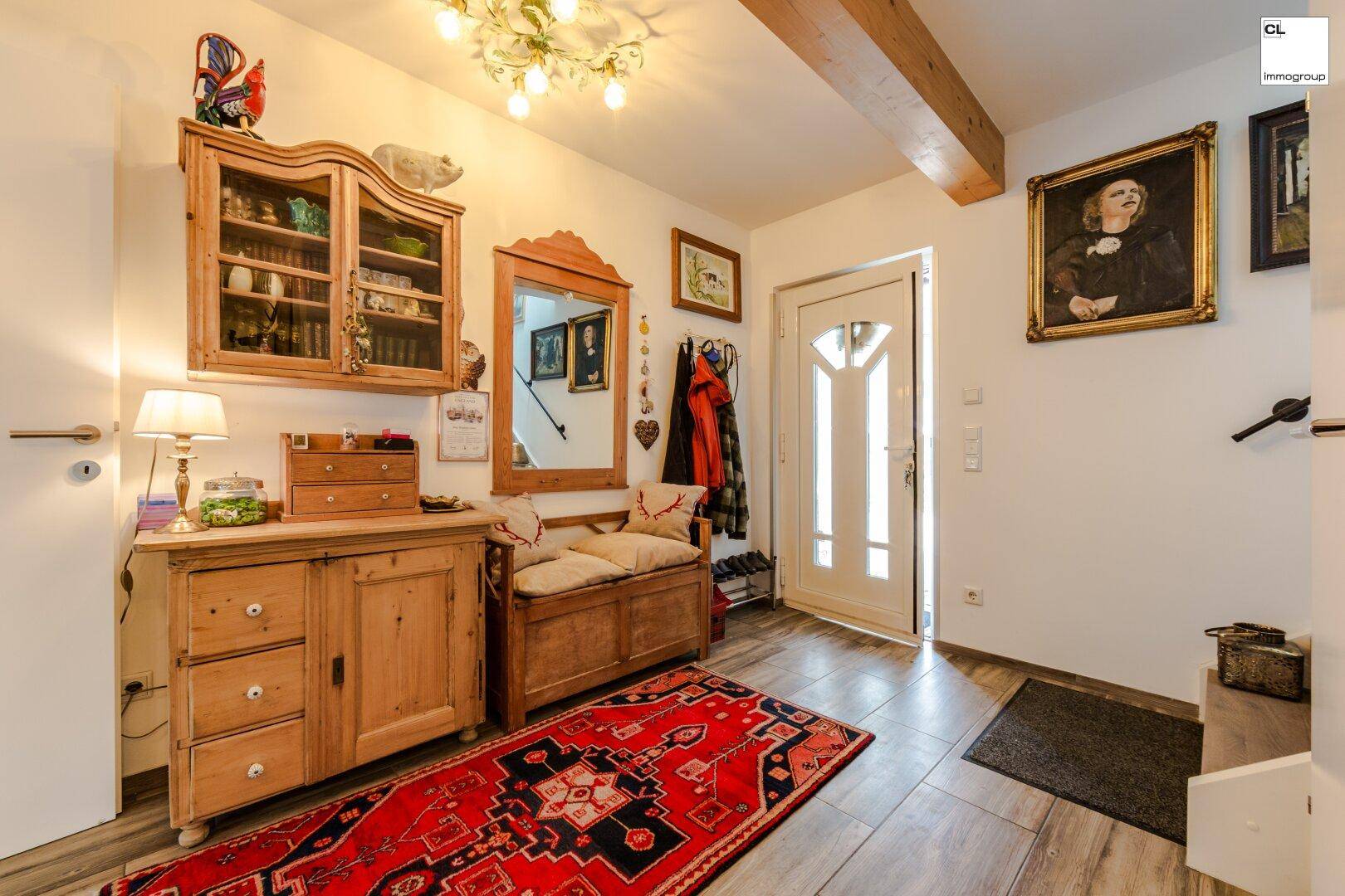 Eingangsbereich mit großer Garderobe