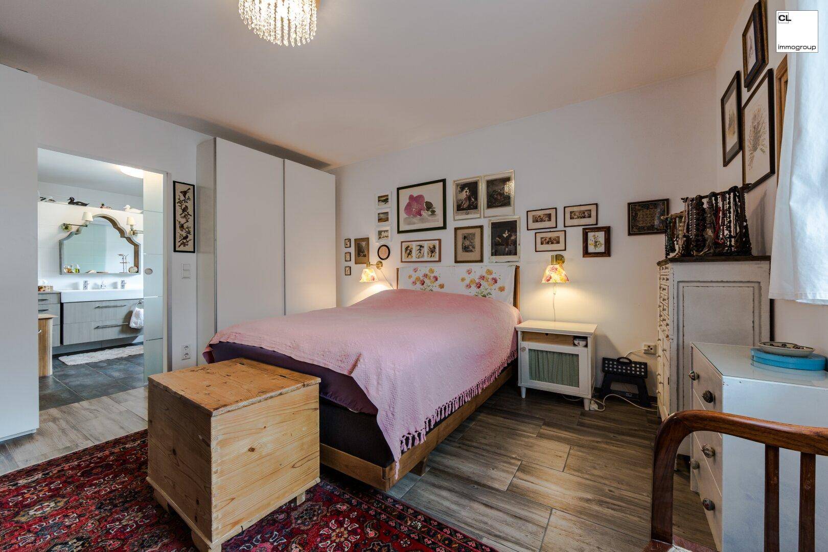 Schlafzimmer mit Zugang in das Badezimmer