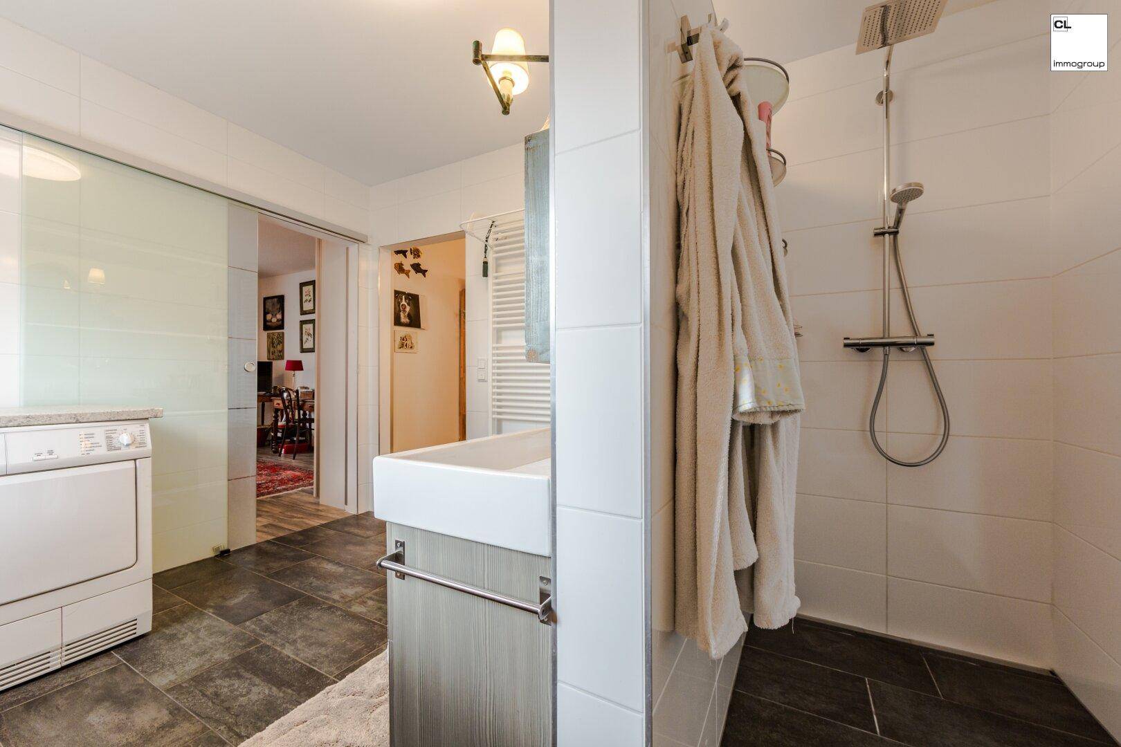 Badezimmer mit Dusche