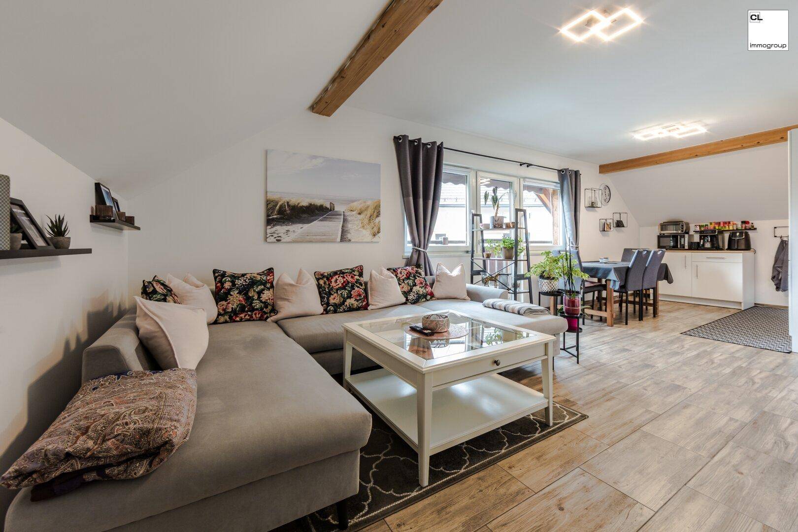 Gemütlicher Loungebereich mit Zugang zum Balkon