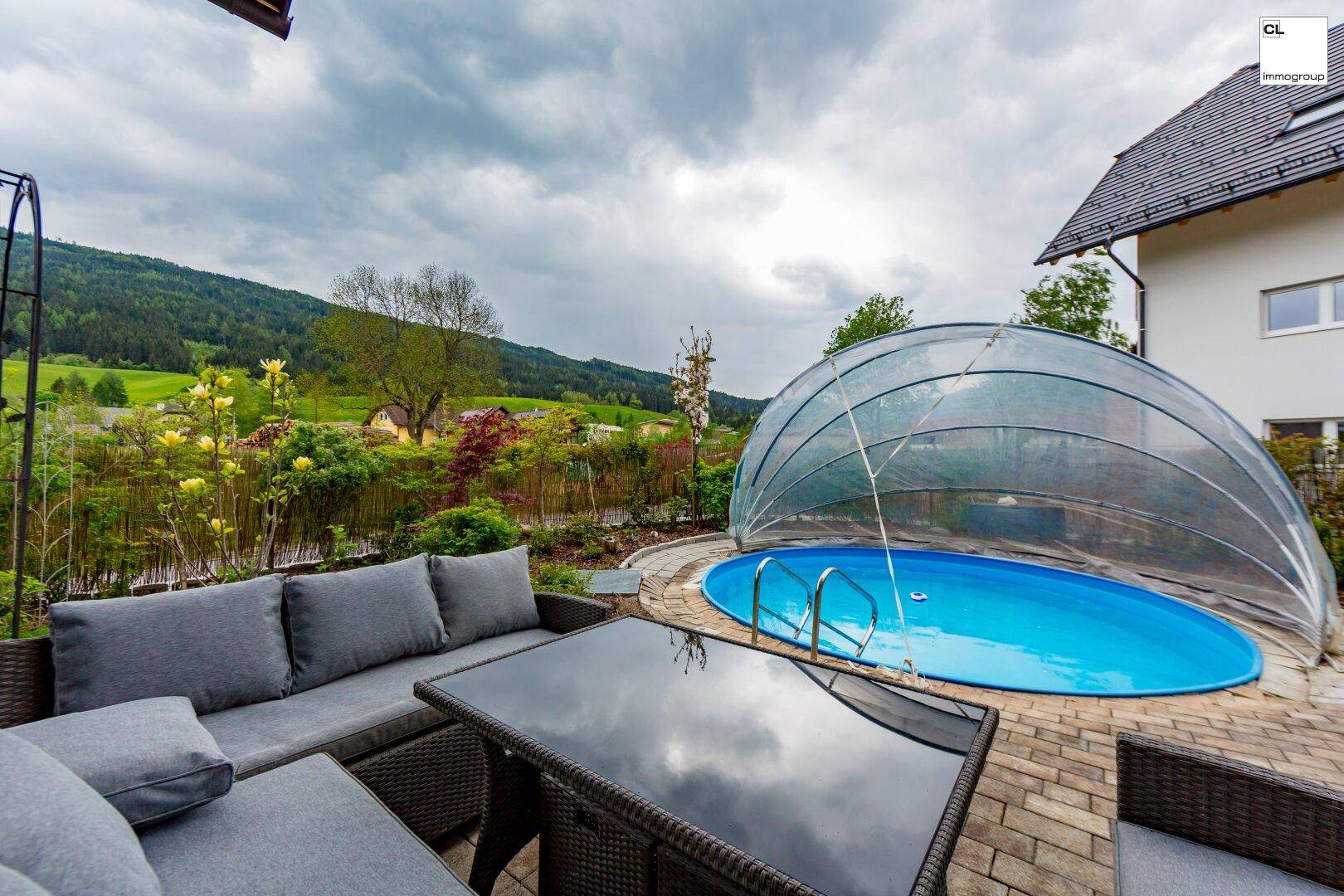 Garten-Lounge-Bereich mit Pool