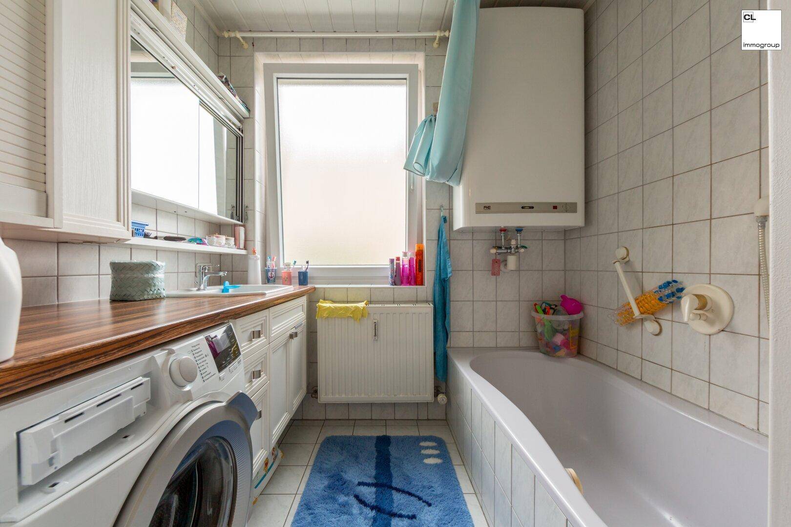 Badezimmer mit Fenster und Wanne