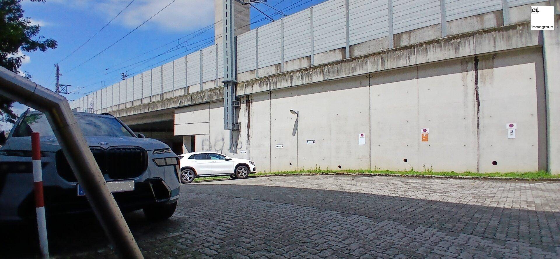 Parkplätze vor dem Gebäude