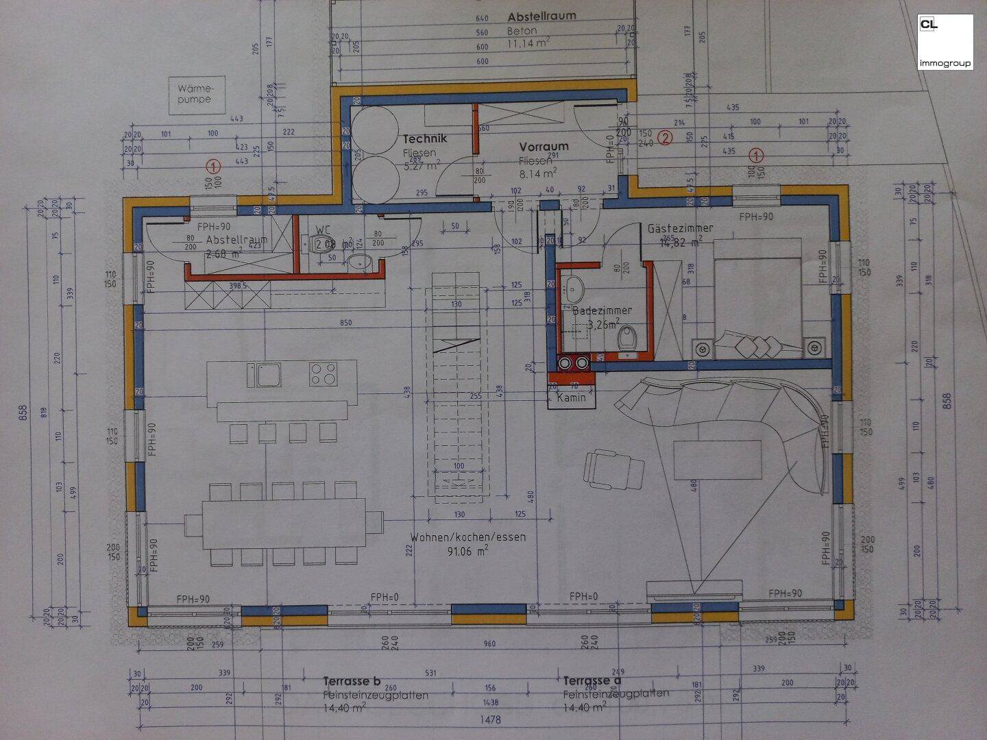 Grundriss des Erdgeschosses mit offenem Wohnbereich, Küche, Esszimmer, Gästezimmer und zwei Terrassen.
