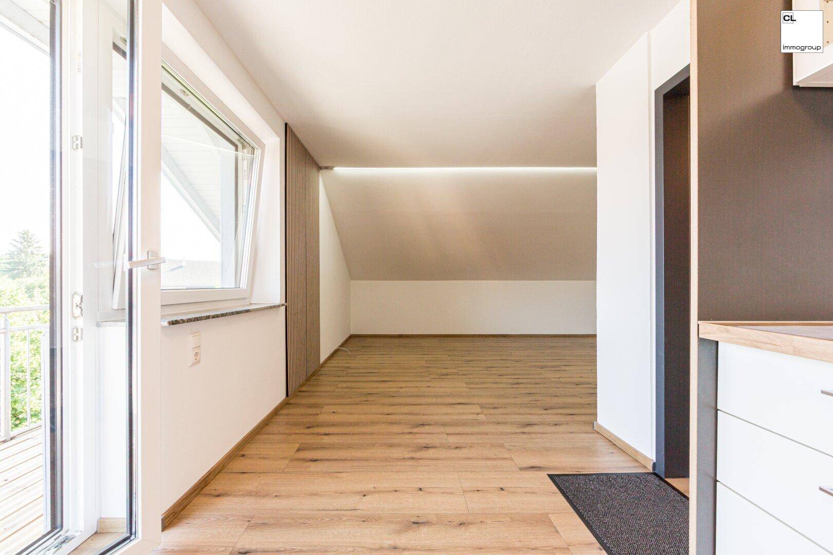 Helles Wohnzimmer mit Zugang auf den Balkon