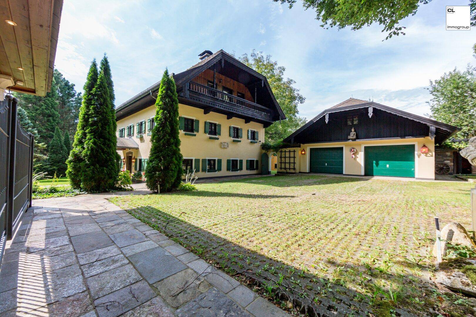 Zufahrt zum Haupthaus mit großer Doppelgarage