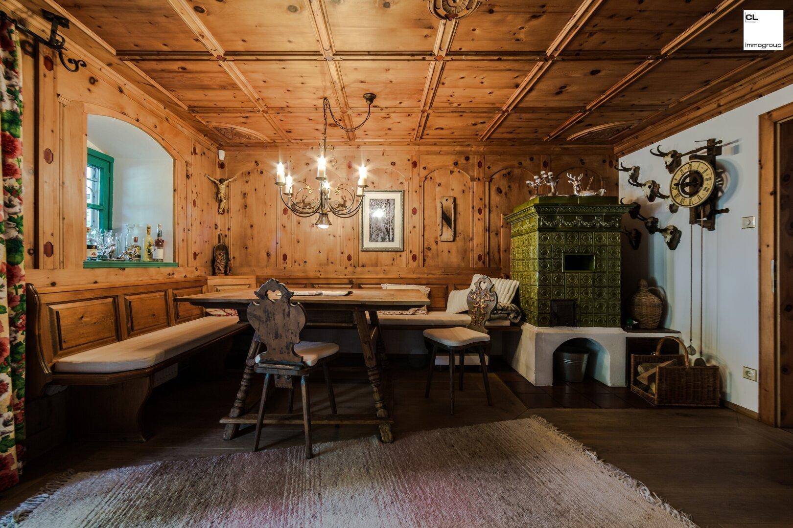 Haupthaus EG: Zirbenstube mit historischem Kachelofen