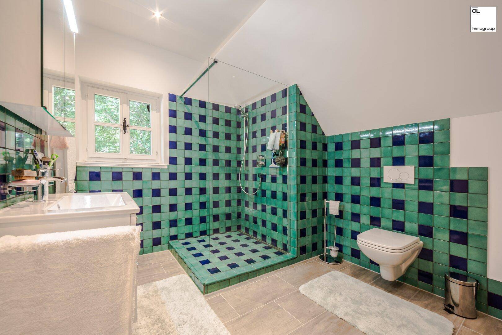 Haupthaus 2.OG: Badezimmer mit Zugang zu Gästeschlafzimmer