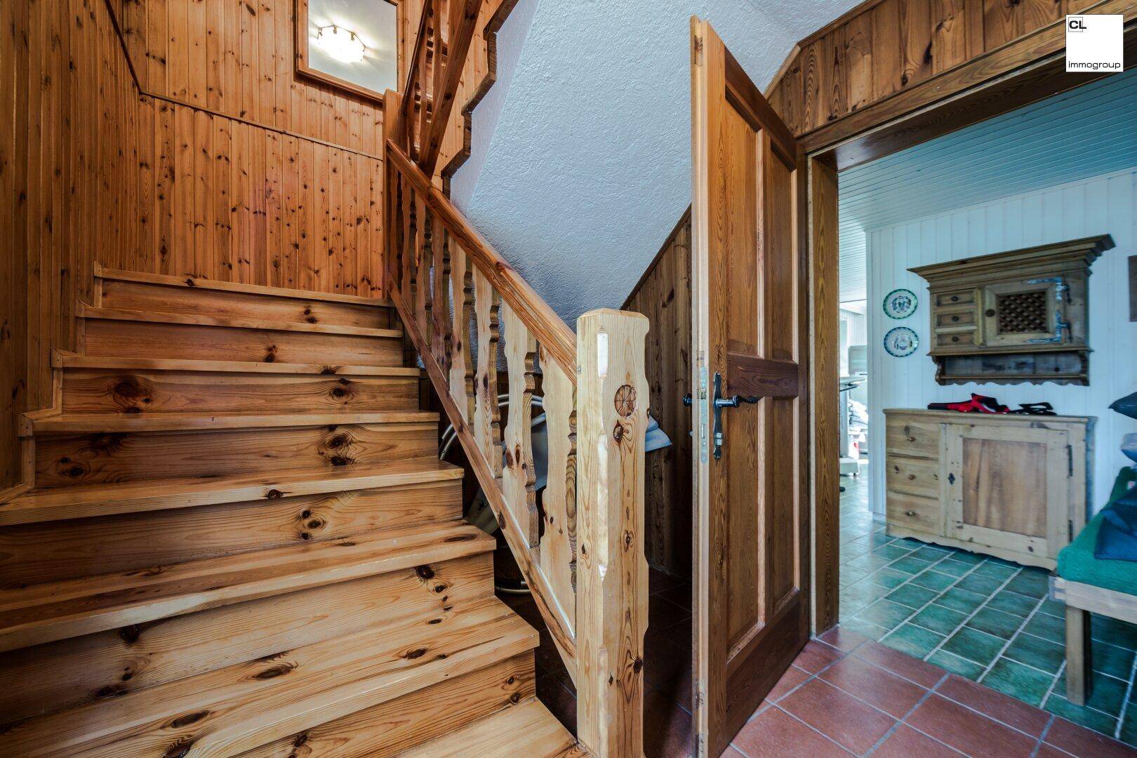 Nebengebäude EG: Naturholztreppe ins OG