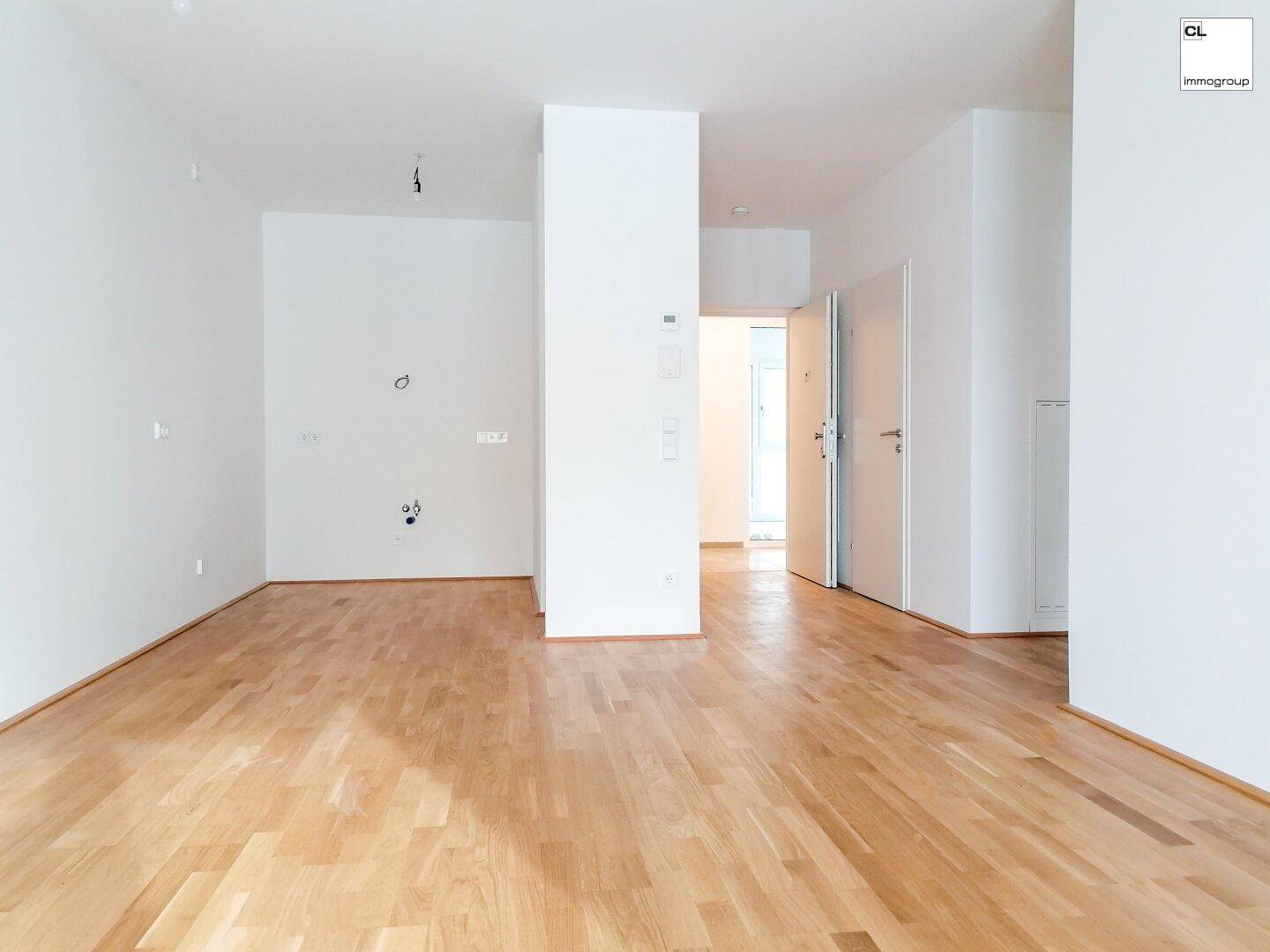 Blick in den Wohnbereich - Küche wurde bereits eingebaut