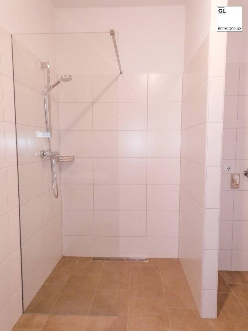 große Duschkabine
