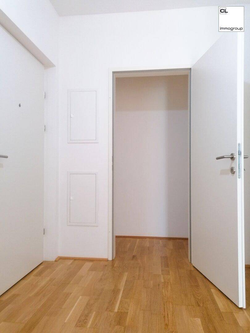 Heller Flur mit offener Tür, die in einen weiteren Raum führt und viel Potenzial bietet.