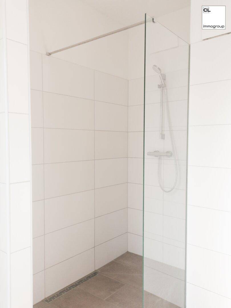 Bodengleiche Dusche mit Glasabtrennung und moderner Duscharmatur, sehr stilvoll und praktisch.