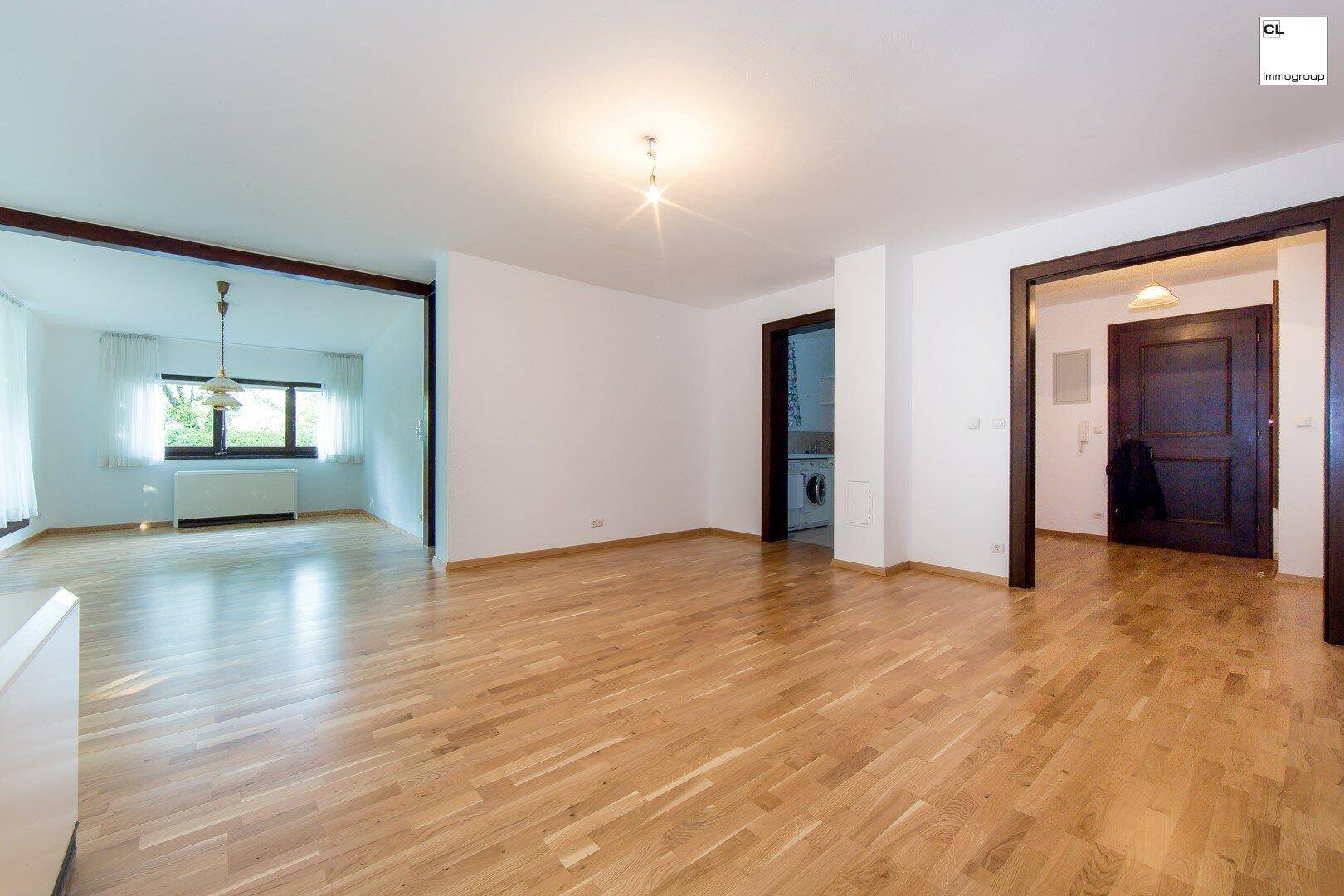 Blick von Wohnzimmer in den Vorraum und in den Abstellraum