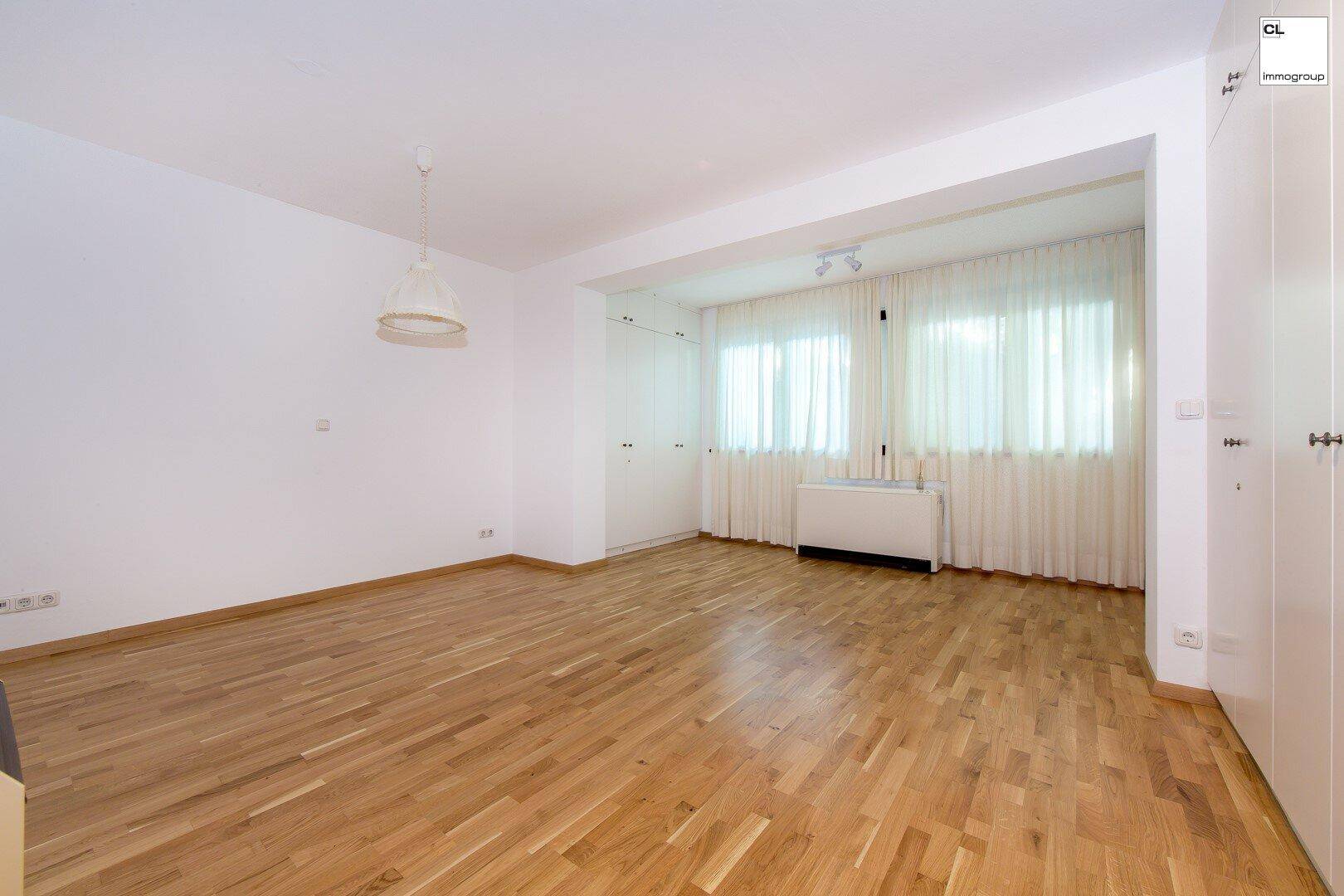 Großes Schlafzimmer mit Einbauschränken