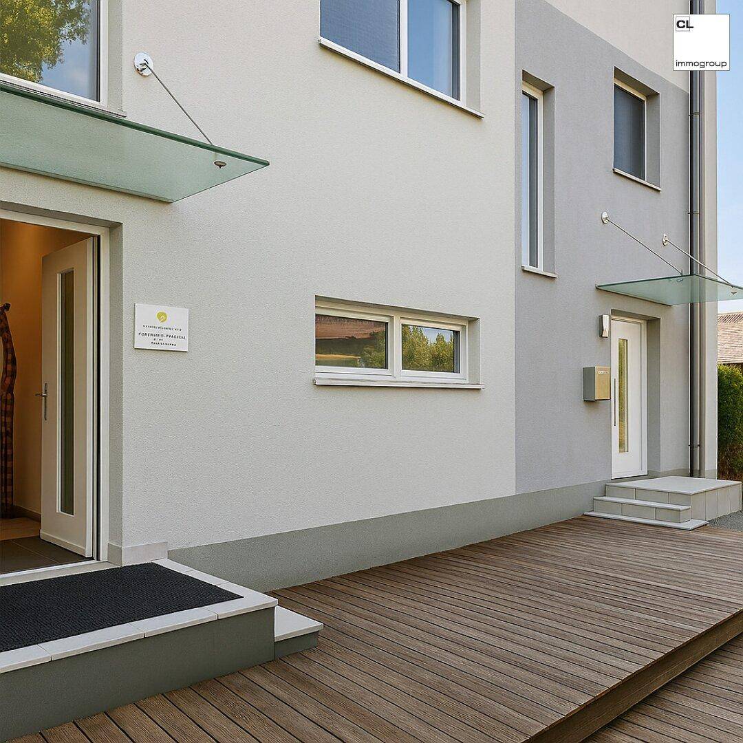 Moderne Gebäudefassade in Grau und Weiß mit Holzelementen und zwei Eingängen.