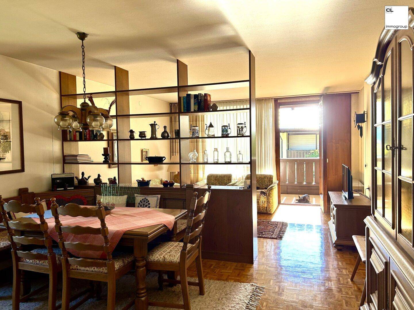 Wohnzimmer mit Balkon