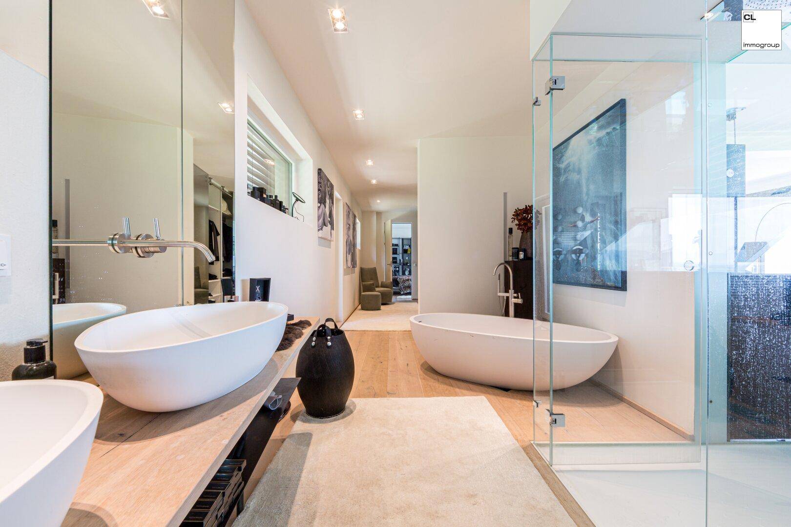 Luxuriöses Badezimmer mit Doppelwaschbecken, freistehender Badewanne und einer geräumigen begehbaren Dusche.