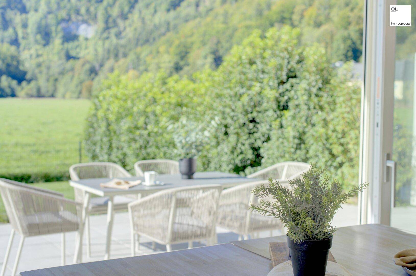 Detailansicht des Esstisches auf der Terrasse mit Blick auf die üppige grüne Landschaft.