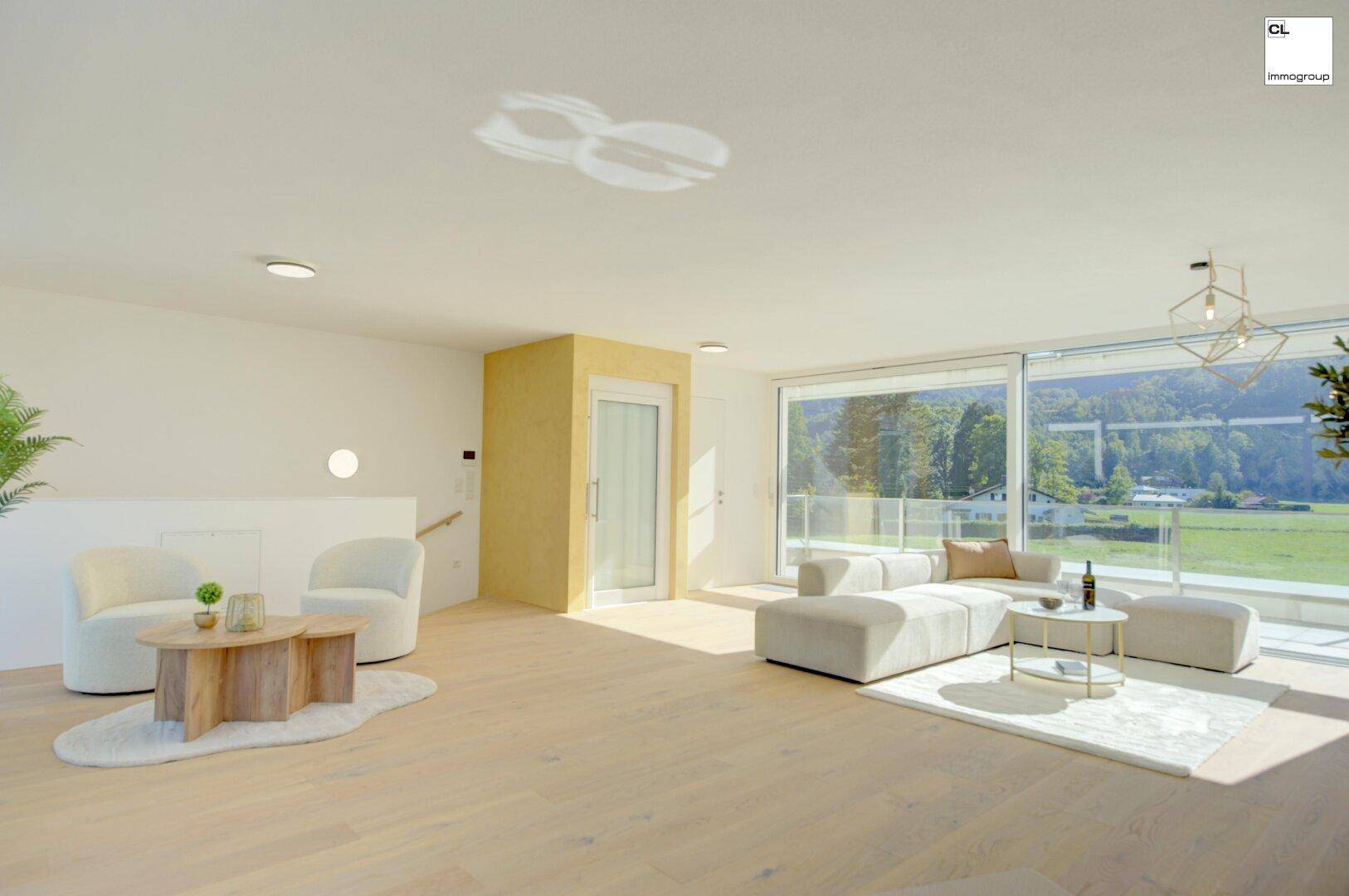 Geräumiges, lichtdurchflutetes Wohnzimmer mit modernen Sitzgelegenheiten, Holzboden und integriertem Aufzug.