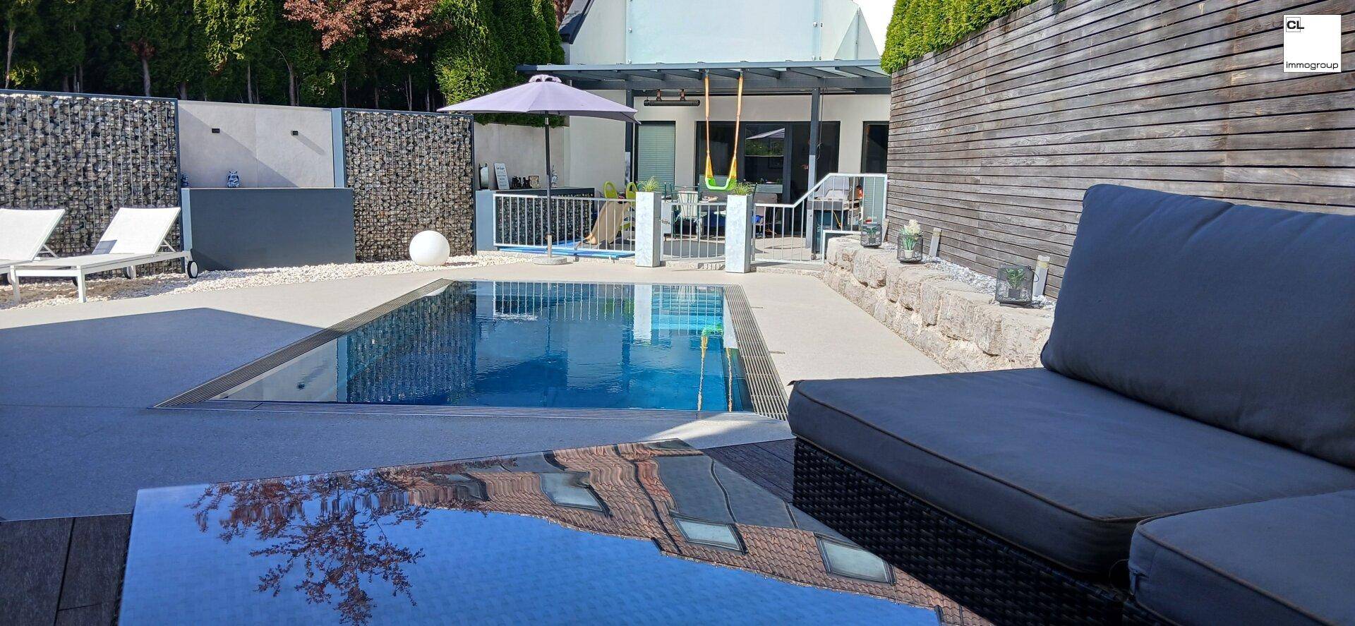 Entspannungsbereich im Freien mit bequemen Sitzgelegenheiten und erfrischendem Pool.