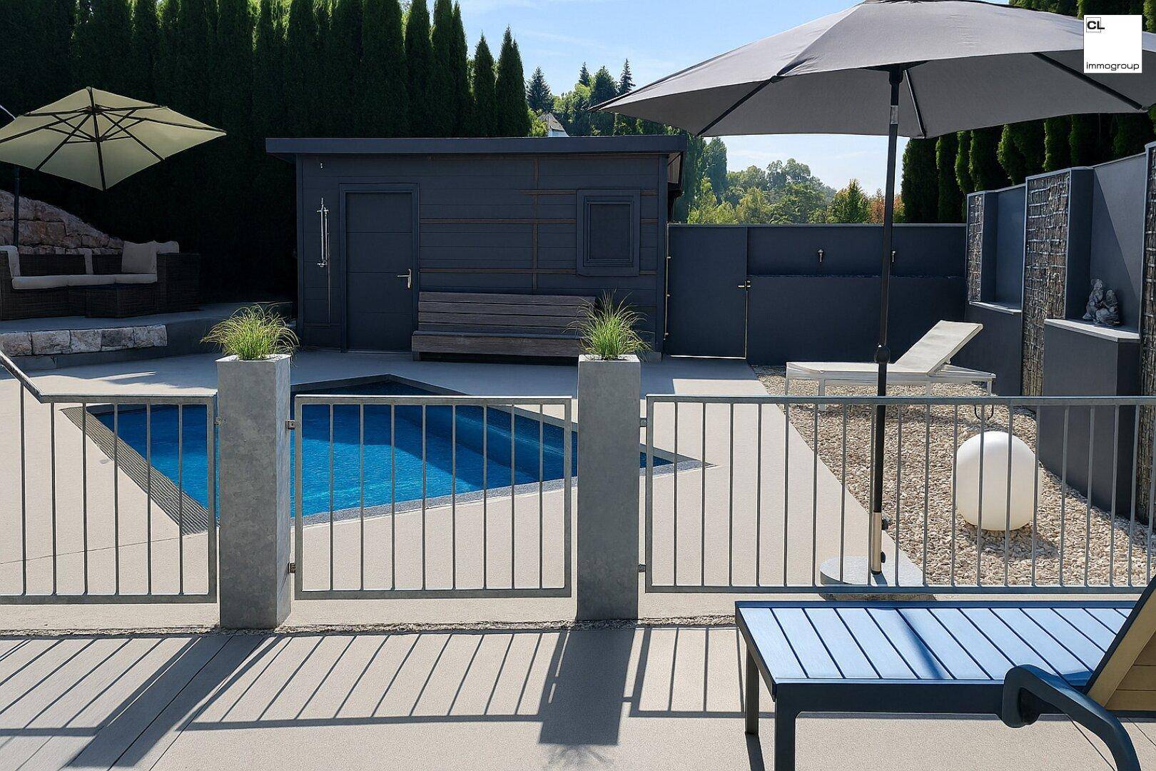Gepflegter Poolbereich mit Gartenhaus, Sonnenschirm und sicherer Umzäunung.