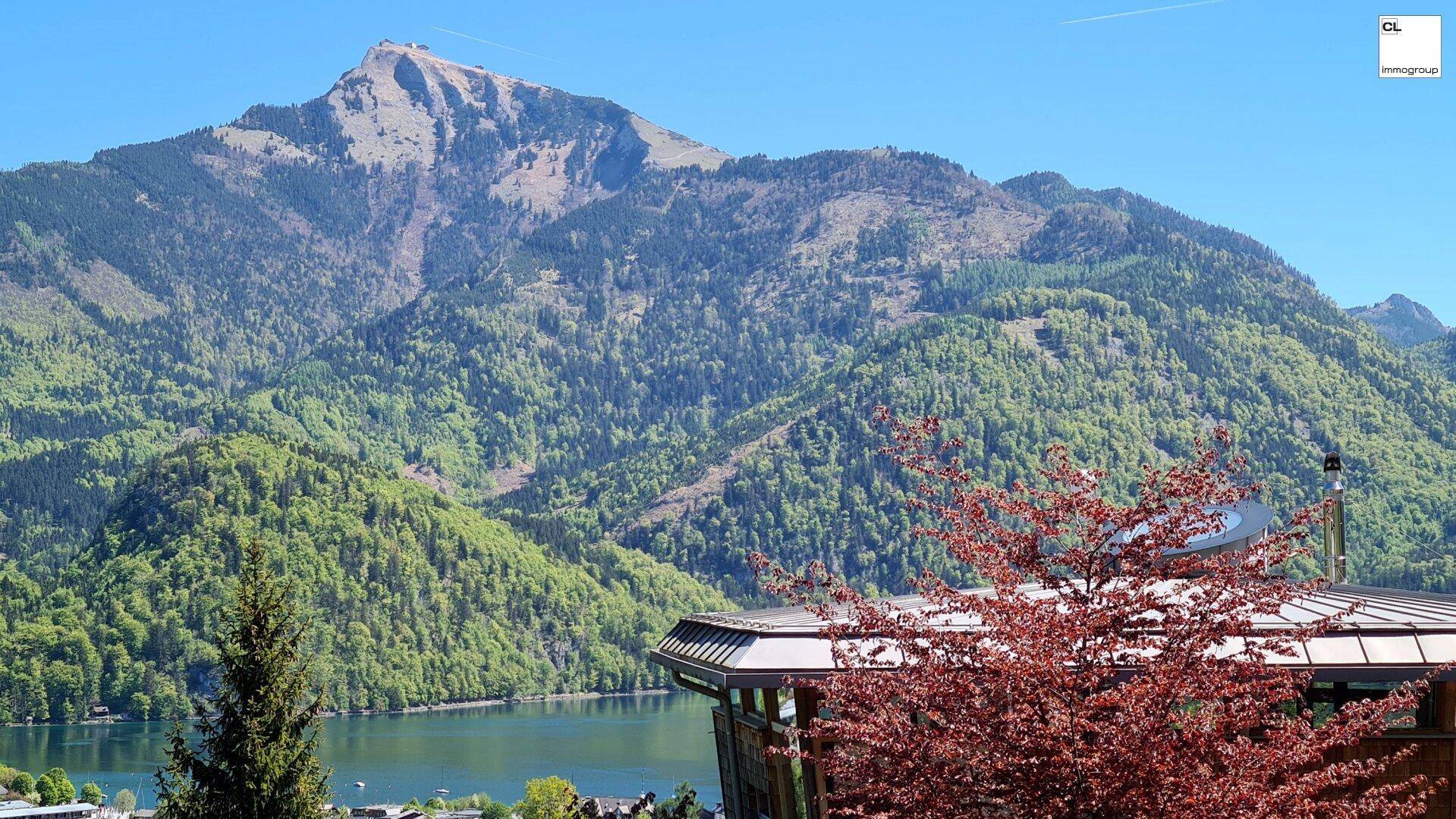 Beeindruckender Panoramablick auf einen majestätischen Berg und den darunterliegenden See.
