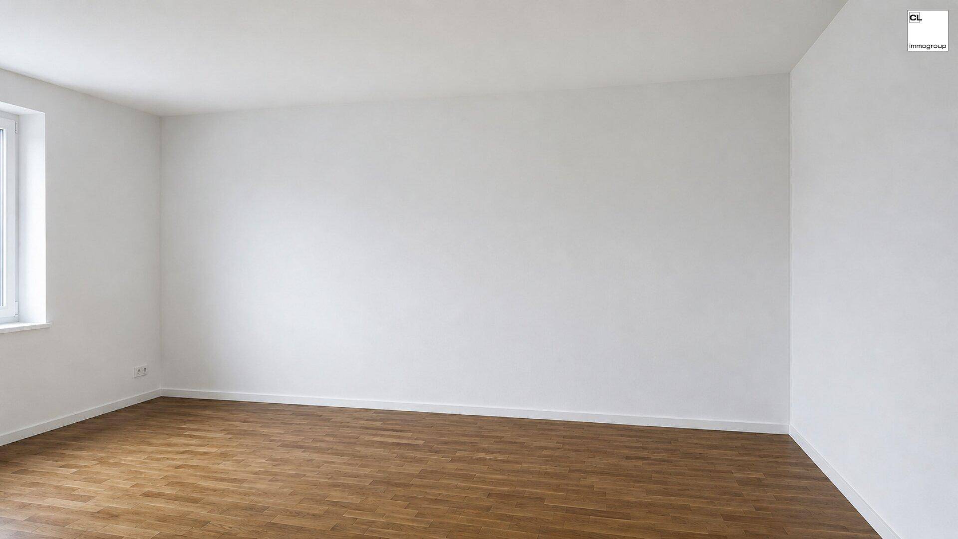 Geräumiges, leeres Zimmer mit weißen Wänden und einem warmen Holzfußboden, hell durch ein Fenster.