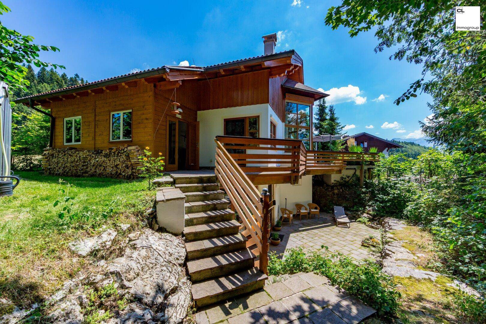 Charmantes Holzhaus im Chalet-Stil mit sonniger Terrasse, Balkon und weitem Blick ins Grüne.