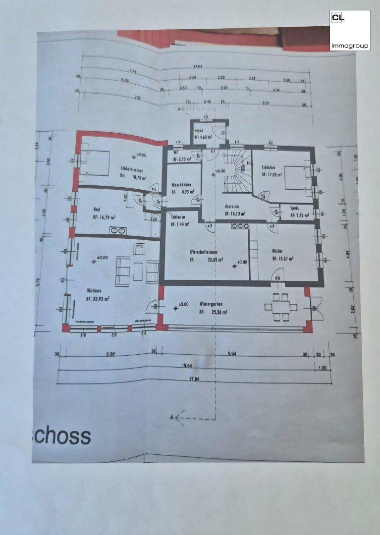 Grundrissplan zeigt eine Etage mit Wohnzimmer, Küche, mehreren Schlafzimmern, Bädern und einem Wintergarten.
