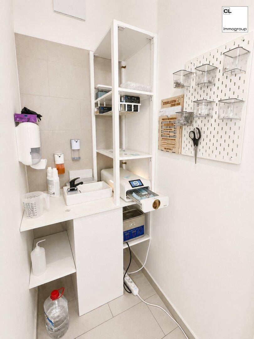 Sterilisationsraum mit Regalen, medizinischen Geräten und organisiertem Stauraum, wichtig für Hygiene.