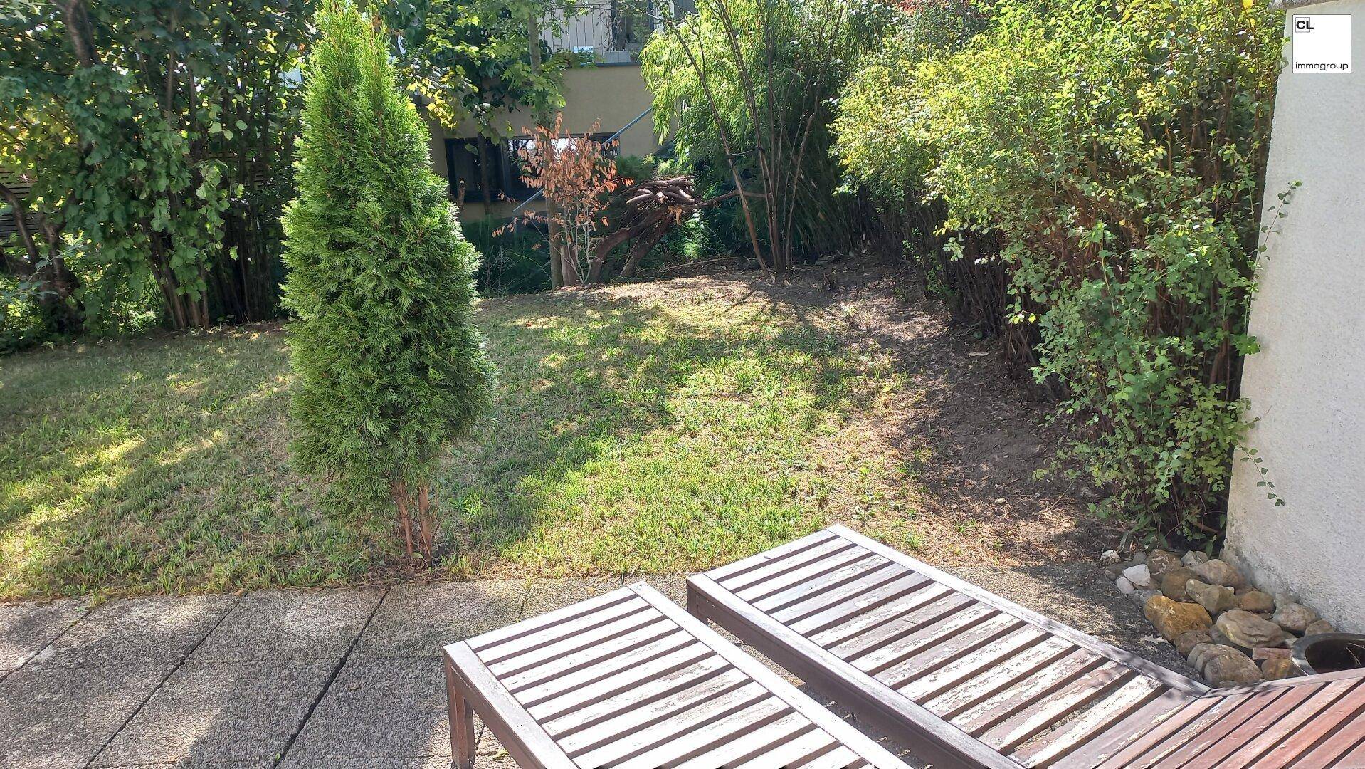 Sonniger Gartenbereich mit Liegestühlen und Blick ins Grüne, perfekt zum Entspannen und Verweilen.