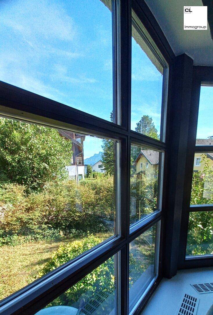 Große Fenster bieten einen weiten Blick ins Grüne und auf die umliegende Landschaft.